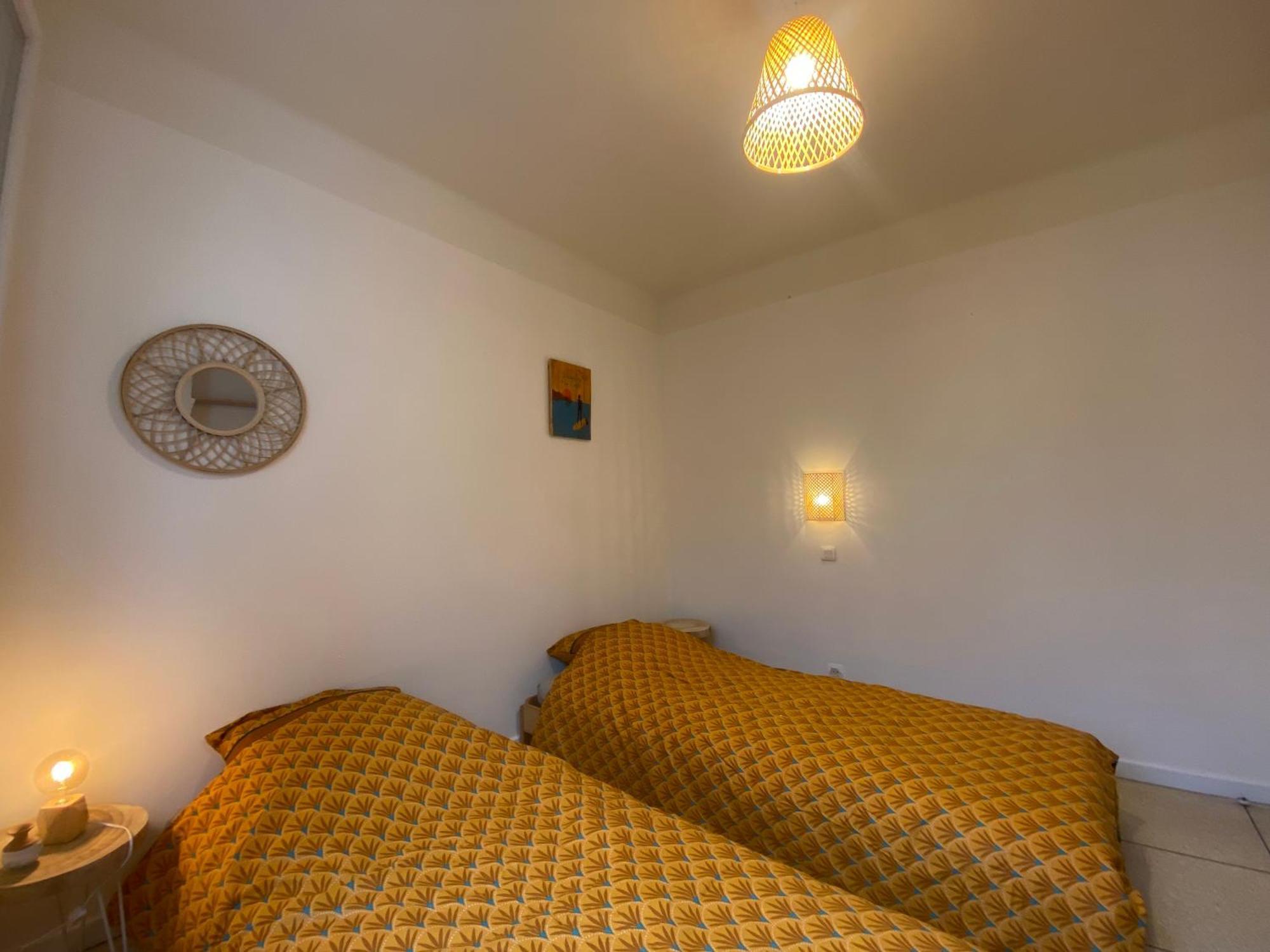 Rez De Avec Jardinet Proche De La Apartment Hyeres